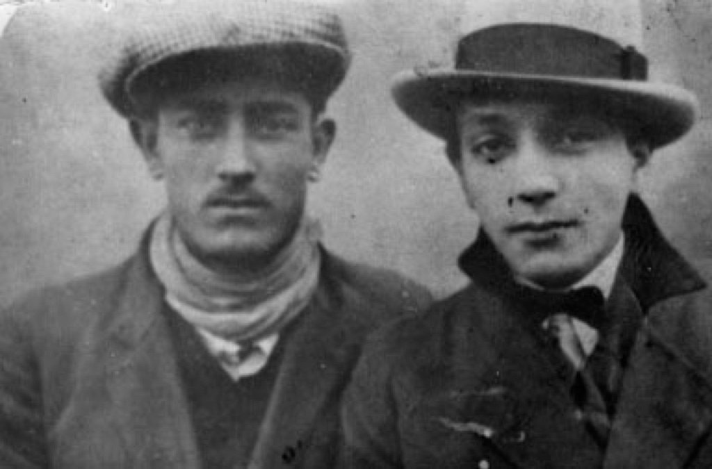 1925 - Django Reinhardt - 003-Django-circ_-Reinhardt_ circa 1925 - Django Reinhardt avec son cousin germain Jean Wes dit "Jean Bleu".jpg