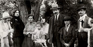 Django's family - circa 1920 1920 - Django Reinhardt - Negros second from left and Django third from right - Django famille