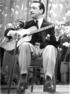 Django Reinhardt en concert en Hollande 1939 - Django en Hollande concert devant micro