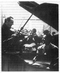 Django Reinhardt et Gus Viseur 1941-09-26 - Django Reinhardt - Django au violon, Gus Viseur à la guitare et Alix Combelle au Piano