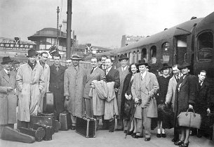 Django Reinhardt - Gare du Nord avec groupe de musiciens Belges - 1942 Django Reinhardt - Gare du Nord Paris le 13-05-1942 avec groupe de musiciens Belges avec Jean Omer (chapeau melon) pour un départ Paris Bruxelles