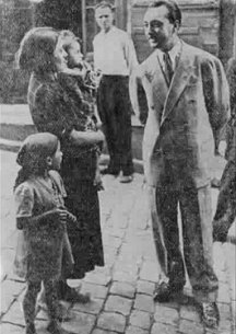 Django Reinhard - dans la rue discute avec femme et son enfant 1942 - Django Reinhard - dans la rue discute avec femme et son enfant - Marseille