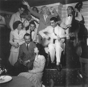 Django Reinhardt avec André Hodeir 1943 - Django, Claude Laurence (alias André Hodeir), Gérard Lévecque, Joseph Reinhardt et Jean Storne