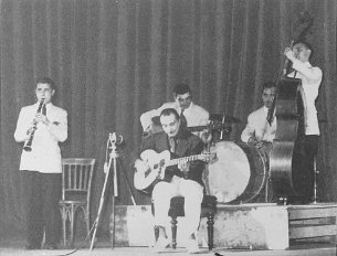 Django Reinhardt - le New QHCF Django Reinhardt - Django et QHCF avec Gerard Leveque, Joseph Reinhardt, Armand Molinetti - Salle Pleyel Juin 1944