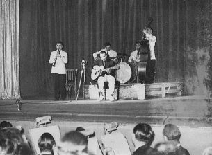 Django Reinhardt - le New QHCF Django Reinhardt - Django et QHCF avec Gerard Leveque, Joseph Reinhardt, Armand Molinetti - Salle Pleyel Juin 1944