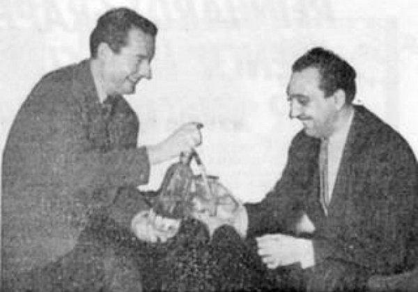 1946-02 Londres Retrouvailles de Django Reinhardt et Stéphane Grappelli à Londres séparés par la guerre.