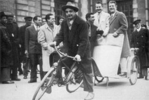 Django Reinhardt - festival de Jazz à Nice 1948 - QHCF - Django Reinhardt - Django on a bicycle, Emmanuel Soudieux, Joseph Reinhardt, Stéphane Grappelli, Louis Vola