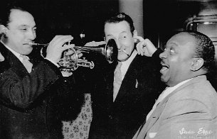 Django Reinhardt - festival de Jazz à Nice 1948 - Nice - de gauche à droite: Django Reinhardt, Stéphane Grappelli, Rex Stewart - Django joue de la trompette devant Rex Stewart, Stéphane se bouche les...