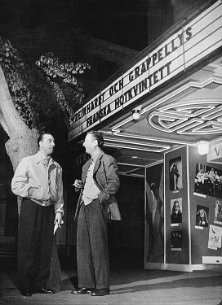 Djano Reinhardt et Stéphane Grappelli devant le China Teatern à Stockholm, Suède Djano Reinhardt et Stéphane Grappelli devant le China Teatern à Stockholm, Suède, Mai 1948