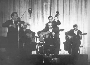 QHCF 1948 Stéphane Grappelli, Challain Ferret (partly hidden behind Grappelli), Django Reinhardt, Emmanuel Soudieux, Joseph Reinhardt - QHCF 1948
