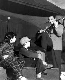 Django Reinhardt et Babik au Club Saint-Germain 1951 - Django Reinhardt au Club Saint-Germain, Paris, Django joue devant des enfants