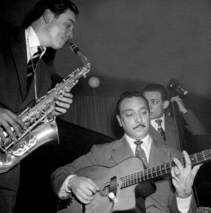 Django Reinhardt au Club Saint-Germain 1951 - Hubert Fol (alto sax), Django Reinhardt (gtr), Pierre Michelot (basse) au Club Saint-Germain, Paris