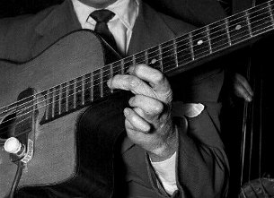 Django Reinhardt au Club Saint-Germain Django et sa main gauche guitare acoustique et Micro Stimer