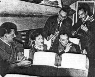 Django Reinhardt avec Line Renaud 1952 1952 - Django Reinhardt - 389 Django on board TWA flight. Django's guitar is a Selmer 488. Pierre Guillermin, Line Renaud, Hubert Rostaing, Loulou Gaste, Django...