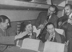 Django Reinhardt avec Line Renaud 1952 1952 - Django Reinhardt - 390 - Django on board TWA flight. Django's guitar is a Selmer 488. Pierre Guillermin, Line Renaud, Hubert Rostaing, Loulou Gaste,...