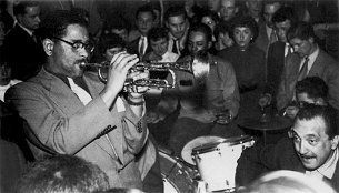Django Reinhardt et Dizzy Gillespie - Brussels 1953 Dizzy Gillespie, Al Jones (drums), Django Reinhardt - at the jazz club 