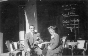Django terrasse de café Django Reinhardt - Django terrasse de café avec la femme de Bob Ferrario qui fut chauffeur de Django pendant quelques temps - Photo Bob Ferrario