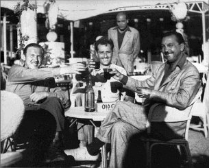 Django à la terrasse d'un café avec des amis Django à la terrasse d'un café avec des amis (verre bouteille)