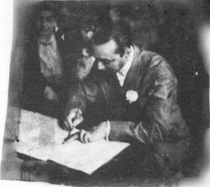 Django Reinhardt le jour de son mariage à Salbris (Vierzon) 1943 - Django signe le jour de son mariage à Salbris (Vierzon)