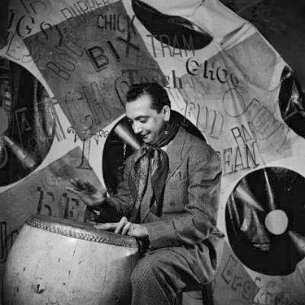 Django Reinhardt joue des Congas 1943 - Django Reinhardt - Au Hot Club de France Django joue des Congas Photo : Serge Lido pour Sipa press
