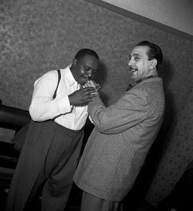 Django Reinhardt et Rex Stewart Rex Stewart and Django Reinhardt in Claudine, 31 décembre 1947