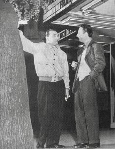 Djano Reinhardt et Stéphane Grappelli devant le China Teatern à Stockholm, Suède Djano Reinhardt et Stéphane Grappelli devant le China Teatern à Stockholm, Suède, Mai 1948