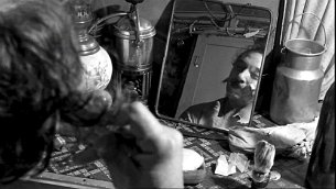 Django Reinhardt se rase la barbe - Le Bourget 1949 1949 - Django Reinhardt - django se rase la barbe - Le Bourget - photo Michel Descamps, Paris Match (détail)